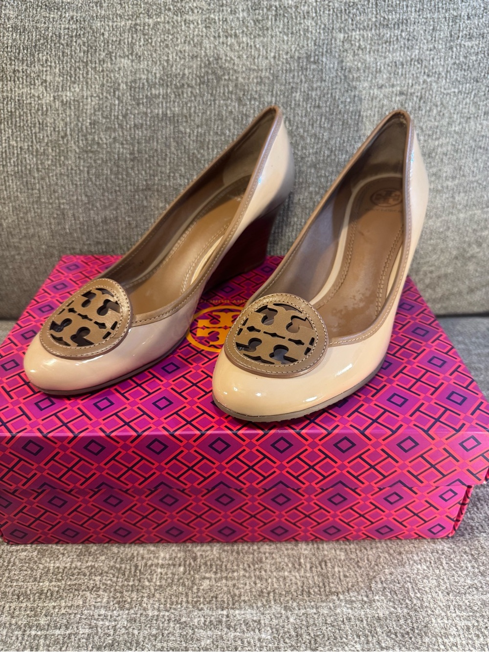 Tory Burch Louisa 60MM Pumps Beige/Tan Leather Stacked Wooded Wedge Size 8.5 - Picture 2 of 11